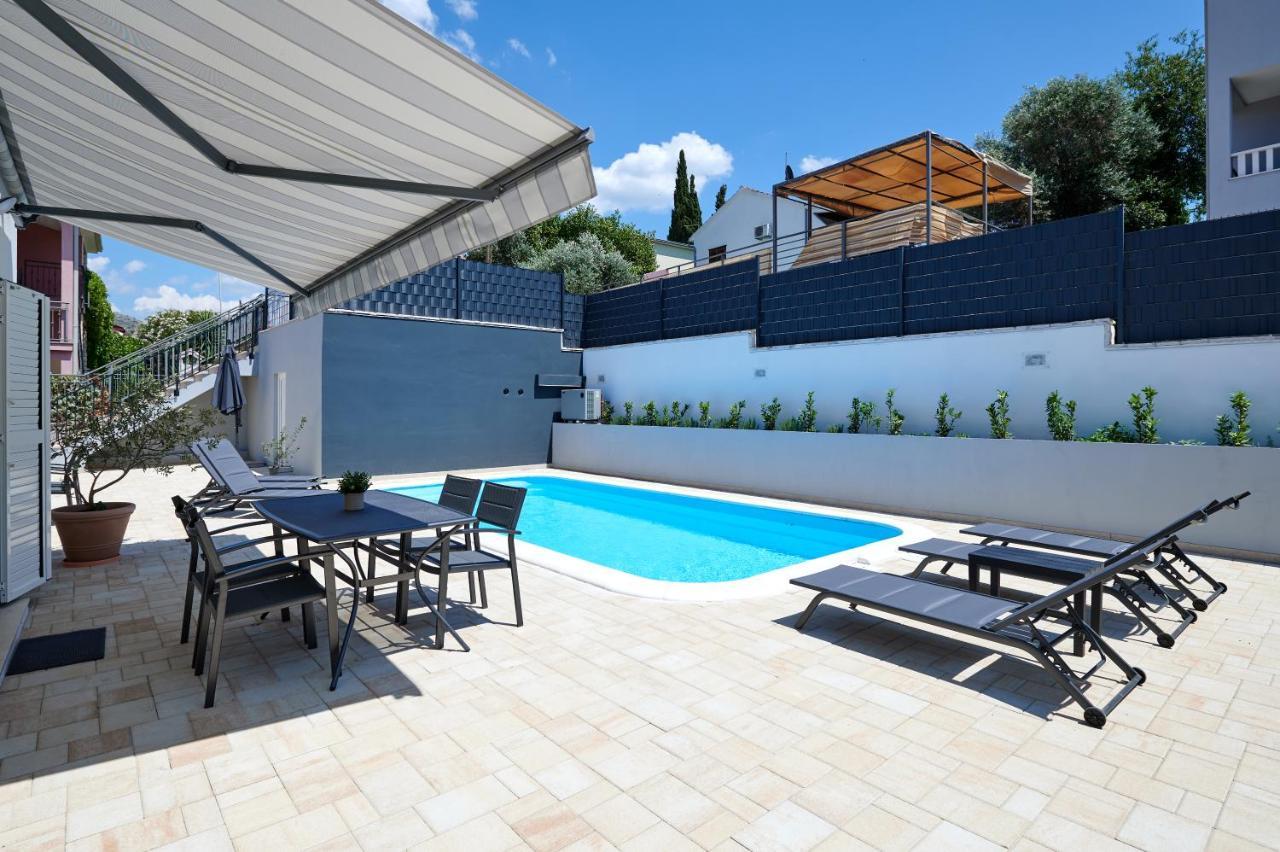 Nela & Sara - 2 Apartments With Heated Swimming Pool Seget Vranjica Eksteriør bilde