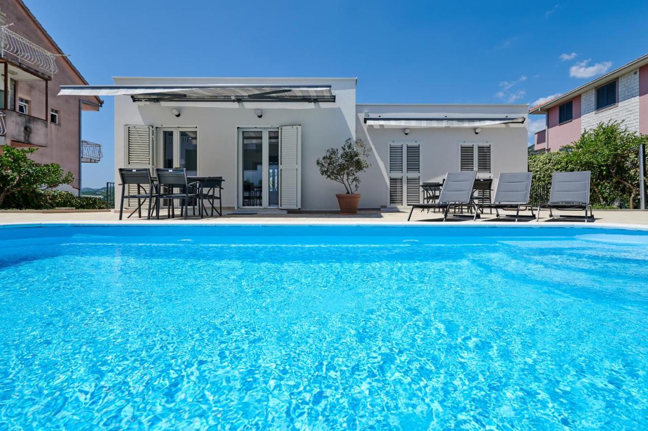 Nela & Sara - 2 Apartments With Heated Swimming Pool Seget Vranjica Eksteriør bilde